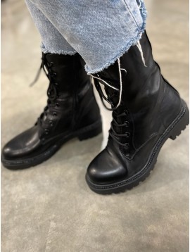 Bottines façon rangers avec ligne de strass au dessus de la semelle