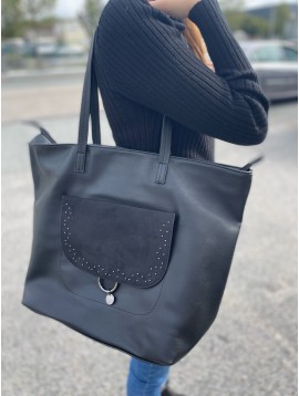 Sac porté épaule avec poche rabat devant et détails boucle et clous