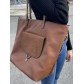 Sac porté épaule avec poche rabat devant et détails boucle et clous