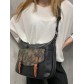 Sac porté travers grand format avec poche rabat brillant