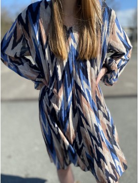 Robe col V crêpe plissé imprimé lozanges manches longues transparentes