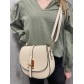 Sac cuir lisse porté travers boucle dorée