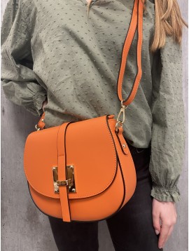 Sac cuir lisse porté travers boucle dorée