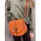 Sac cuir lisse porté travers boucle dorée