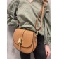 Sac cuir lisse porté travers boucle dorée