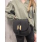 Sac cuir lisse porté travers boucle dorée