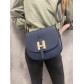 Sac cuir lisse porté travers boucle dorée