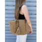 Sac porté épaule en paille  avec anse détails clous et pompons 