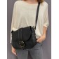 Sac porté travers style craquelé brillant, poche avant et anneaux