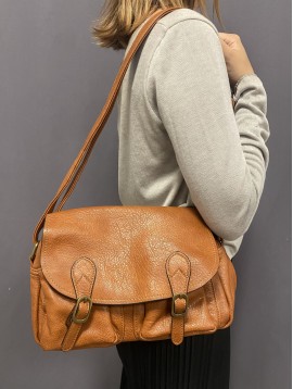 Sac porté travers poches avant et rabat style craquelé brillant