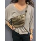 Sac synthé métallisé double zip forme petite banane.