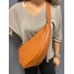 Sac synthé grainé souple forme banane.