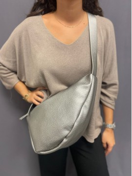 Sac synthé grainé souple forme banane.