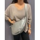 Sac synthé grainé souple forme banane.