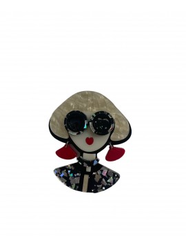 Broche - Femme avec boucles d'oreilles pendantes 