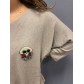 Broche - Femme avec boucles d'oreilles pendantes 