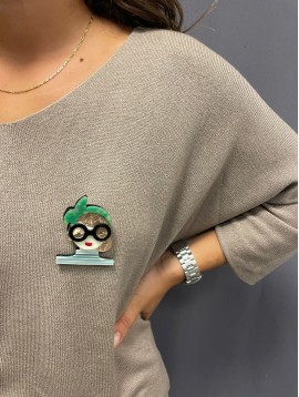 Broche - Femme avec serre-tete et lunette