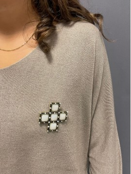 Broche - Croix avec contours dorés ornée de strass et de perles carrés
